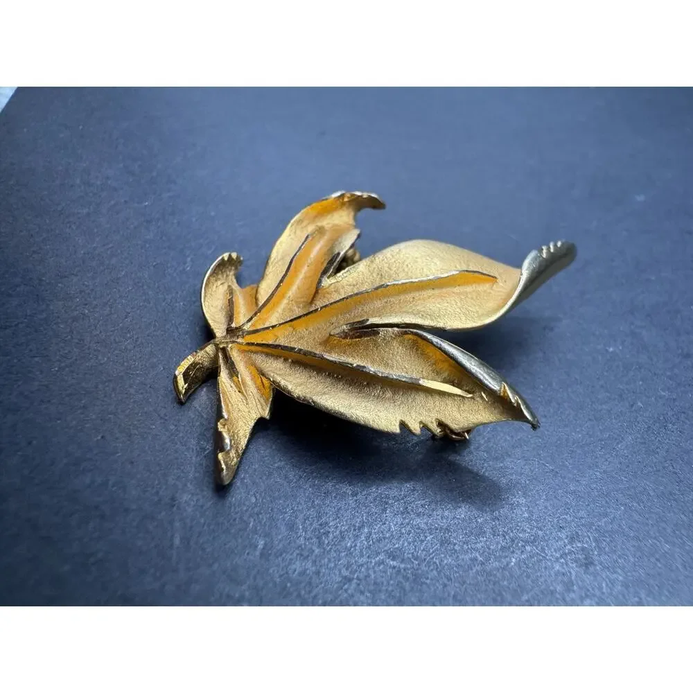 Vintage Avon of Belleville Boucher Signed 6378 Gold Tone Maple Leaf Brooch Pin